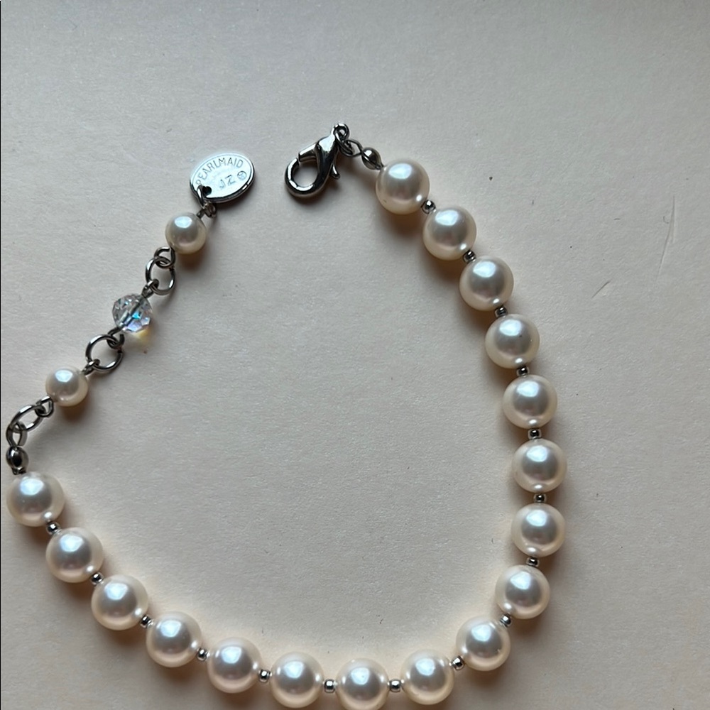 Elegant Pearl Bracelet with Silver Accents
